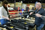 A solo tres días de la matanza en Parkland, Florida inaugura feria de armas