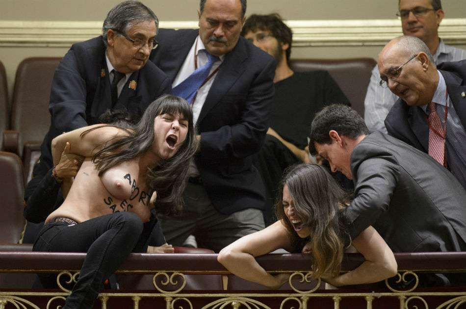 Tres miembros del movimiento feminista "Femen" interrumpieron este miércoles el pleno del Congreso español