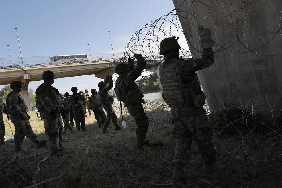 El gobierno de Texas ha instalado varios kilómetros de alambre de púas en la frontera para evitar el paso de migrantes.