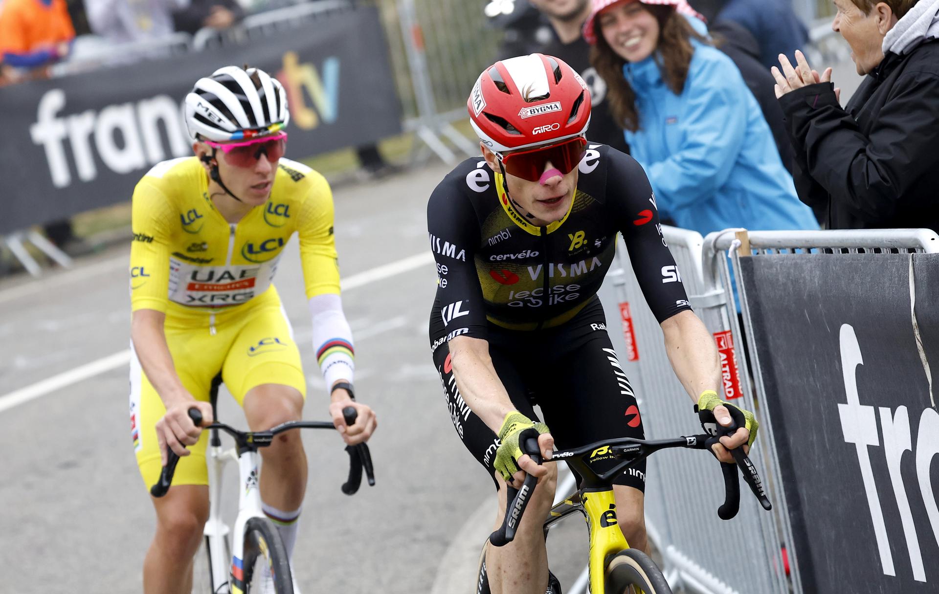 (France), 19/07/2025.- Yellow Jersey overall leader Slovenian rider Tadej Pogacar of UAE Team Emirates and Danish rider Jonas Vingegaard (R) of Team Visma-Lease a Bike in action on the final climb of the 14th stage of the Tour de France cycling race over 182.6km from Pau to Luchon-Superbagneres, France, 19 July 2025. (Ciclismo, Francia) EFE/EPA/MARTIN DIVISEK