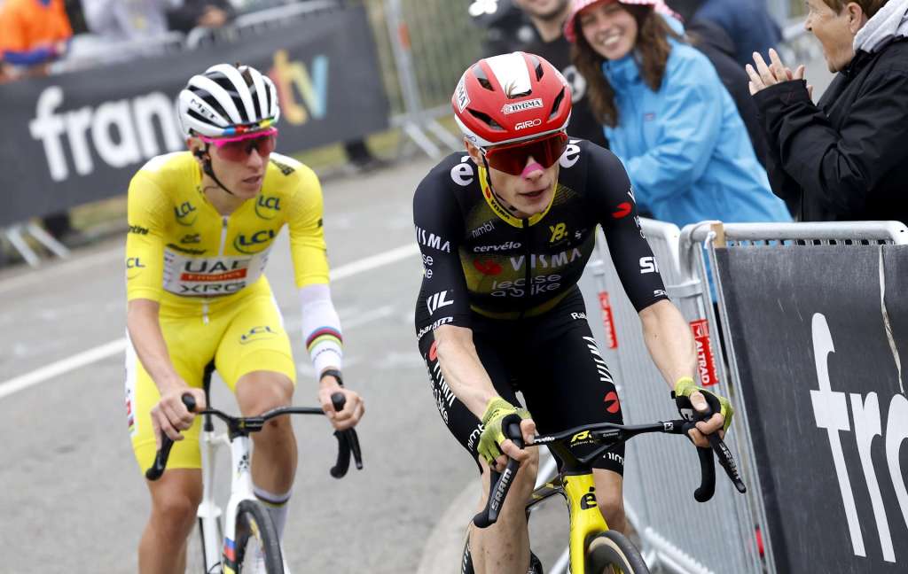 (France), 19/07/2025.- Yellow Jersey overall leader Slovenian rider Tadej Pogacar of UAE Team Emirates and Danish rider Jonas Vingegaard (R) of Team Visma-Lease a Bike in action on the final climb of the 14th stage of the Tour de France cycling race over 182.6km from Pau to Luchon-Superbagneres, France, 19 July 2025. (Ciclismo, Francia) EFE/EPA/MARTIN DIVISEK