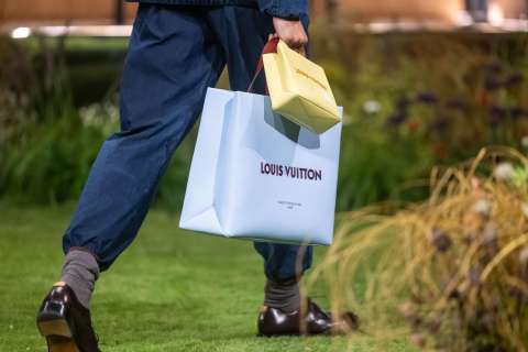 Louis Vuitton y Saint Laurent son retratados en dos biografías gráficas