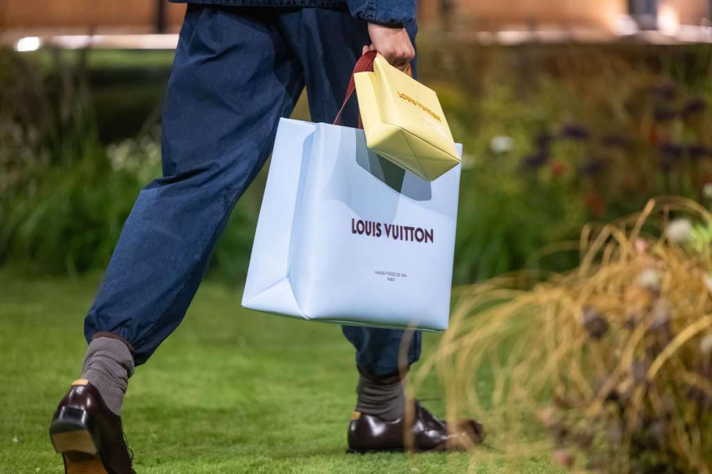PARIS (France), 20/01/2026.- A model presents a creation from the Fall/Winter 2026/2027 collection by US designer Pharrell Williams for Louis Vuitton during the Paris Fashion Week, in Paris, France, 20 January 2026. The presentation of the men's collections runs from 20 January to 25 January 2026. (Moda, Francia) EFE/EPA/CHRISTOPHE PETIT TESSON