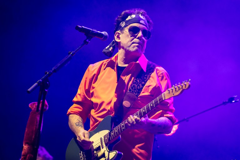 Andrés Calamaro se retiró de su concierto en Cali. “Están cancelados, hasta nunca”