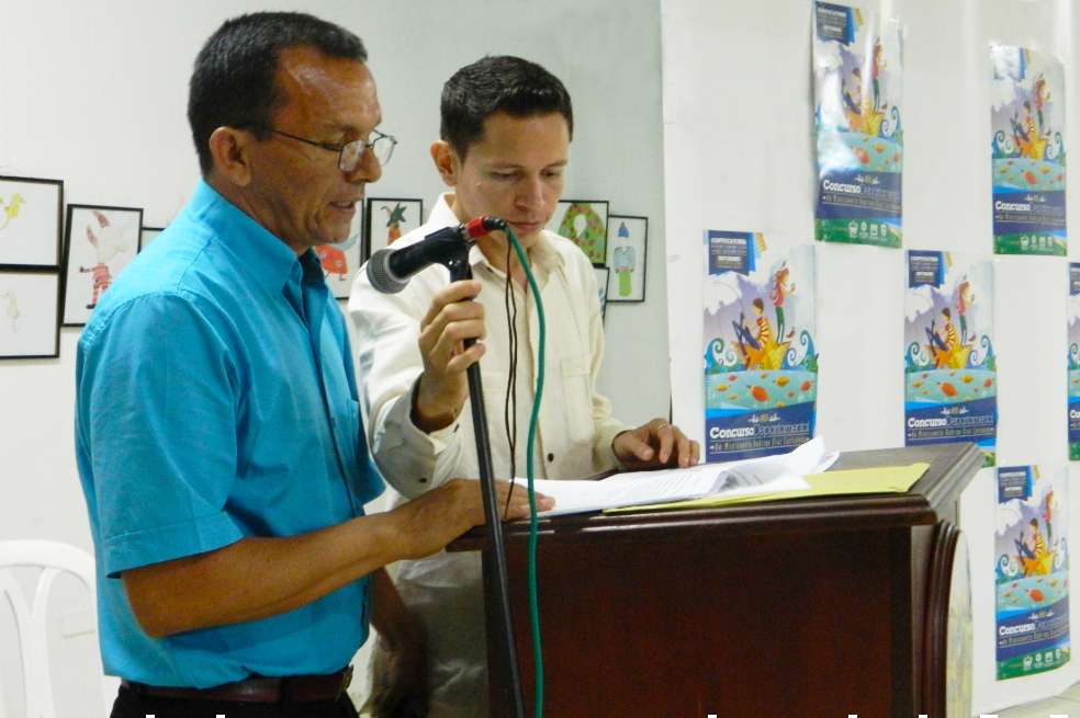 (Izquierda) Santos Lavao, ganador en múltiples ediciones del Concurso de Minicuento Rodrigo Díaz Castañeda en la categoría libre. (Derecha) Yonathan Ortiz, coordinador del concurso.