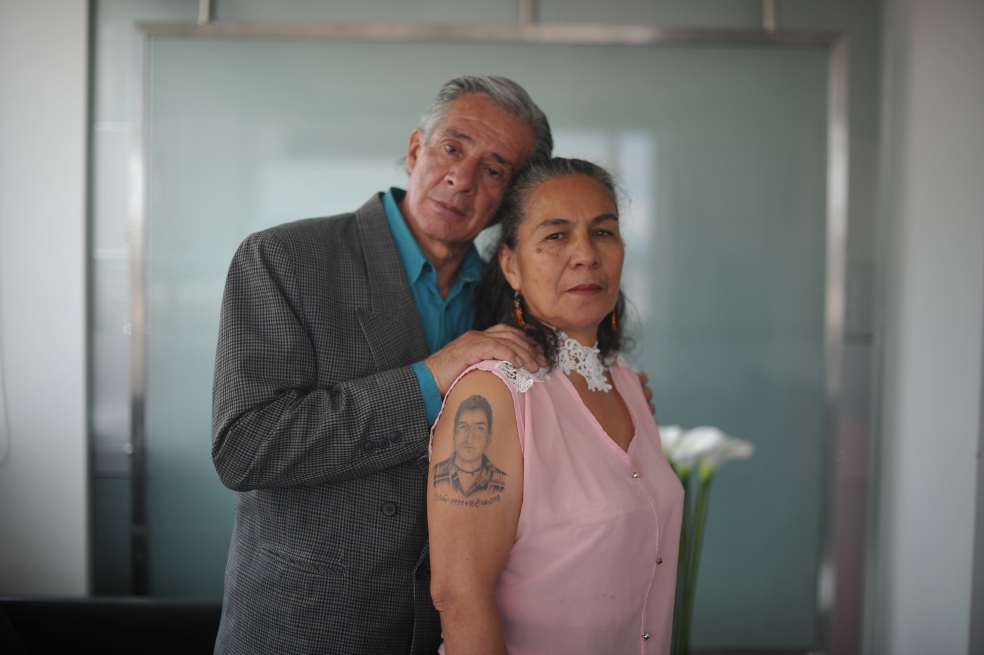 “Todas las conversaciones en nuestra casa terminan en Óscar Alexánder”, dicen Darío Morales y Doris Tejada.  / Gustavo Torrijos - El Espectador