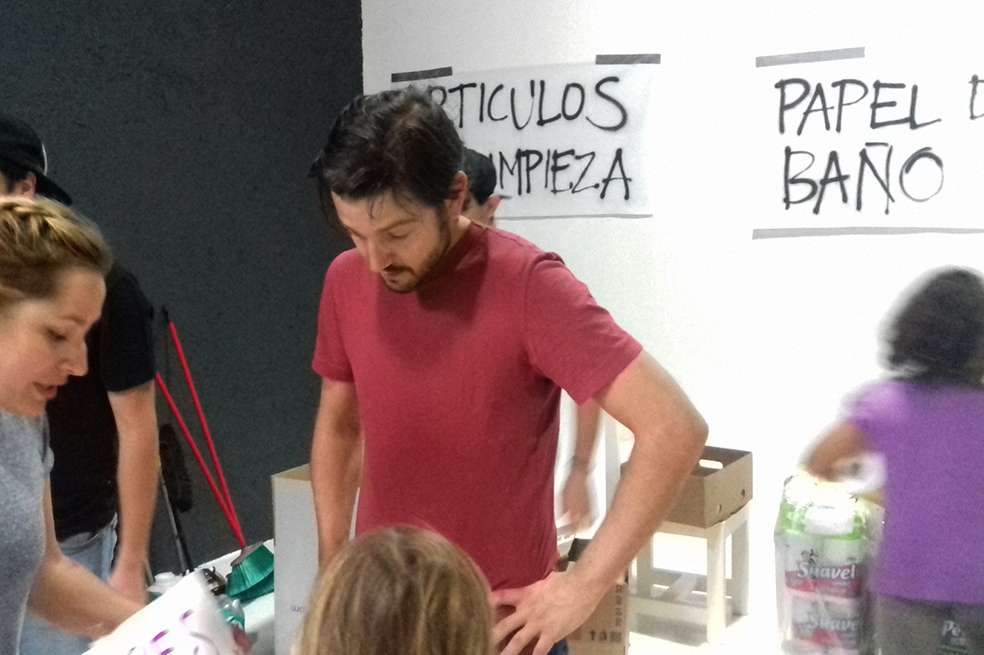 El actor mexicano Diego Luna supervisa elementos donados que serán entregados a los damnificados por el terremoto en un centro de acopio en Ciudad de México (México). / EFE