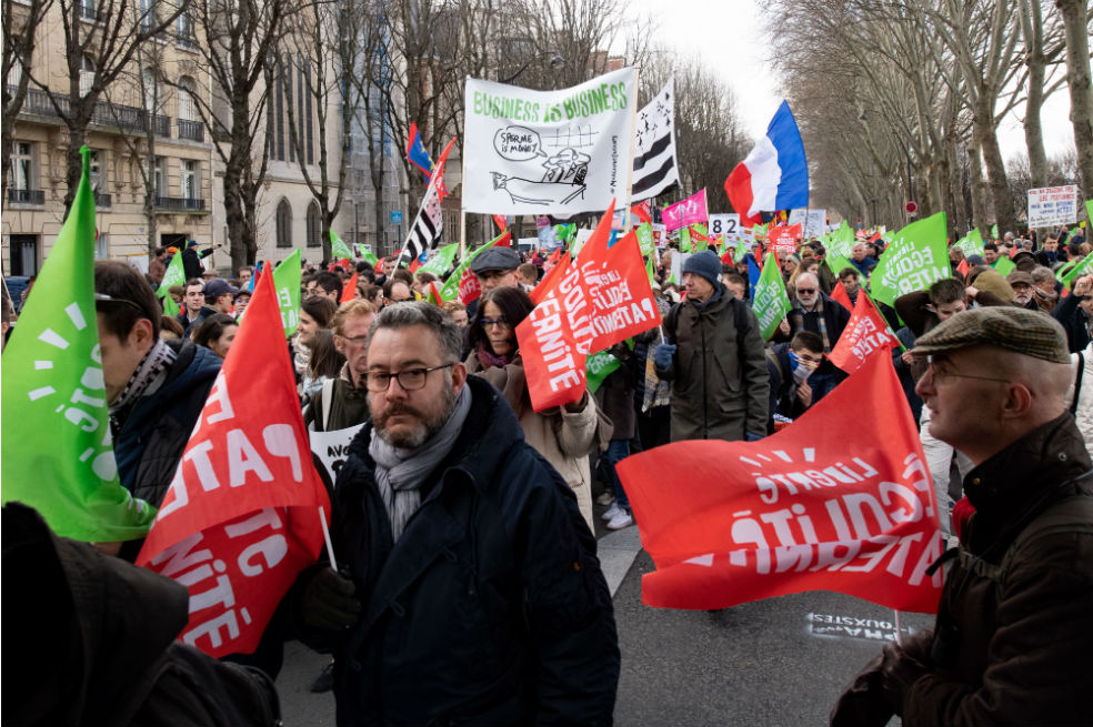 Además de criticar la extensión de derechos en procreación asistida para las parejas de lesbianas y las mujeres solas, esas asociaciones pretenden que eso constituye un primer paso para legalizar los vientres de alquiler en Francia.