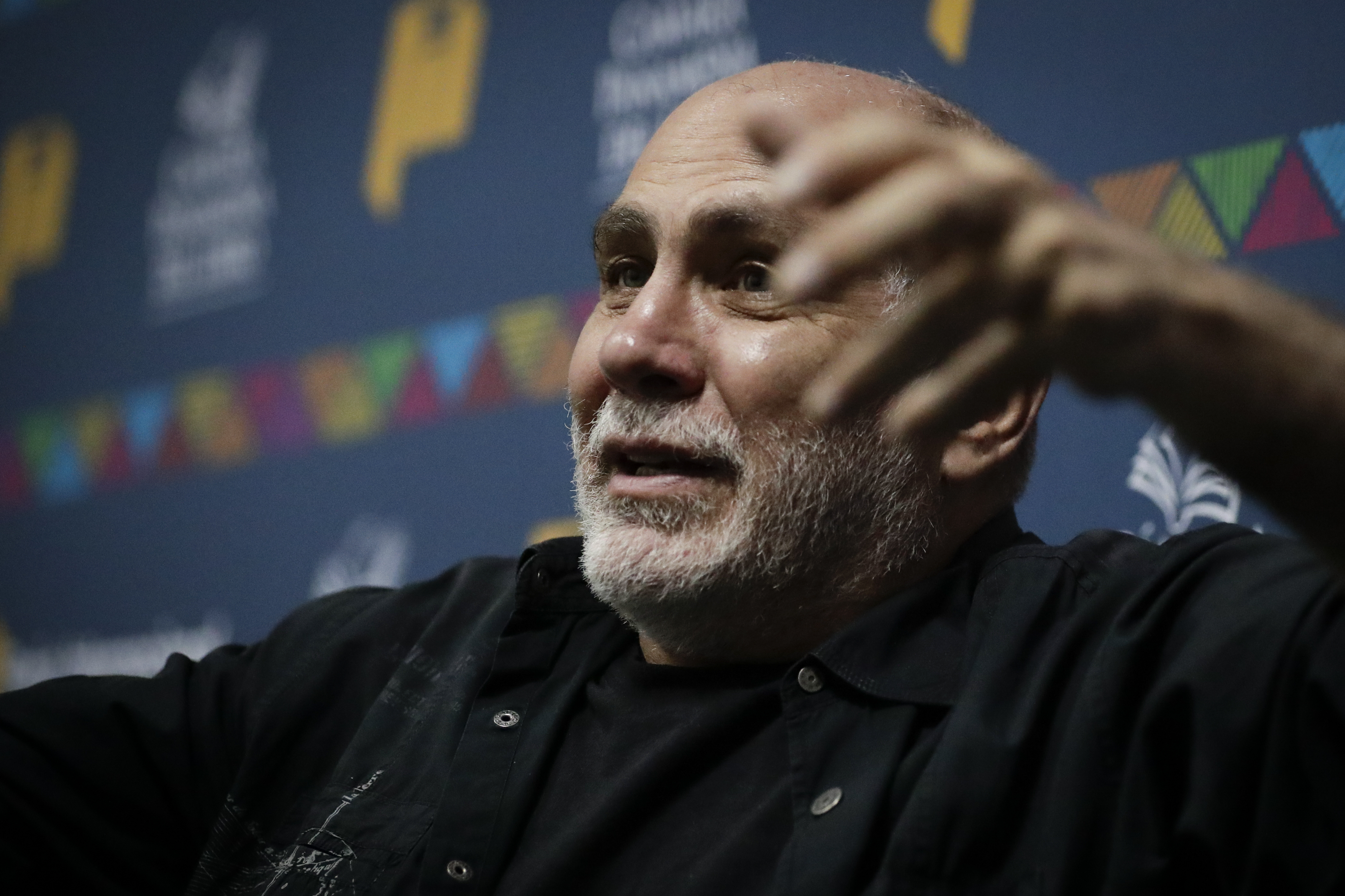 AME2604. CIUDAD DE PANAMÁ (PANAMÁ), 19/08/2023.- El escritor y guionista mexicano Guillermo Arriaga habla durante una entrevista con EFE, el 18 de agosto de 2023, en la XIX Feria Internacional del Libro de Panamá (FIL 2023), en Ciudad de Panamá (Panamá). Arriaga quiso ser boxeador, y sus libros y películas noquean. Sus obras, tan entre México y Estados Unidos, tratan la violencia del narcotráfico, la migración irregular o cómo puede imponerse la mentira en una sociedad por un supuesto bien común. EFE/ Bienvenido Velasco