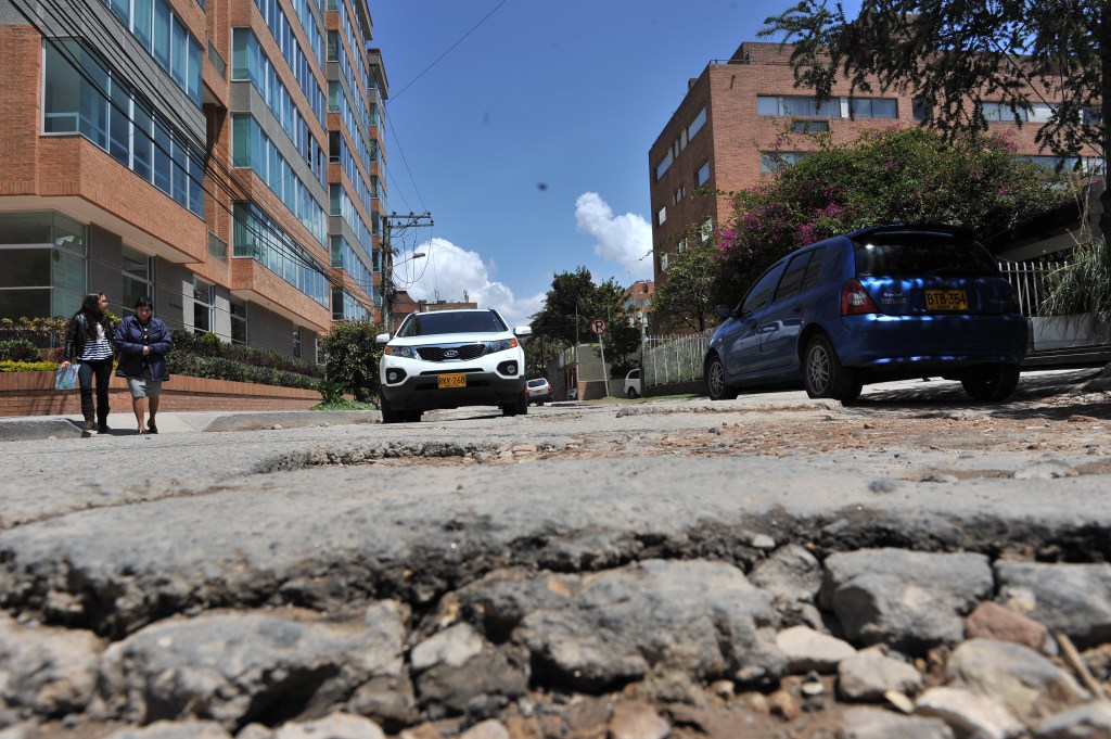 Hueco en la calle 93 bis con carrera 19, en Bogotá.