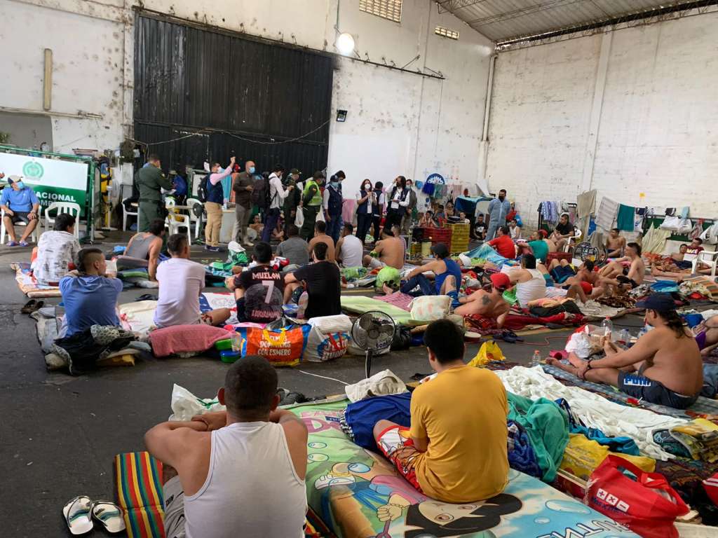 El gobernador de Santander Mauricio Aguilar anunció que el hacinamiento en las estaciones de Policía de Bucaramanga y en el área metropolitana alcanza el 736%. Donde solo hay capacidad para 87 presos, permanecen 720 personas.