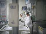 El trajín de una unidad de cuidados intensivos en el tercer pico del coronavirus en Bogotá
