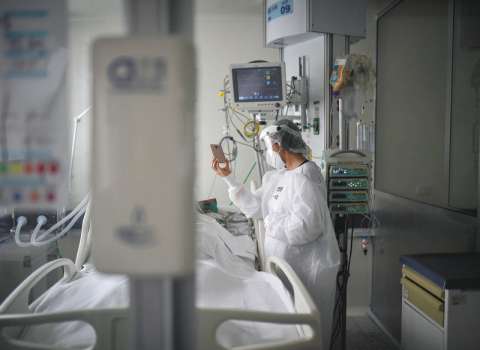 El trajín de una unidad de cuidados intensivos en el tercer pico del coronavirus en Bogotá
