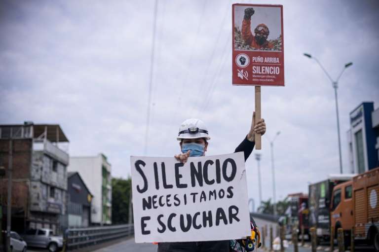 “¡Si hay alguien con vida, por favor haga un ruido!”. Es la frase que más han repetido los equipos de rescate para localizar sobrevivientes.