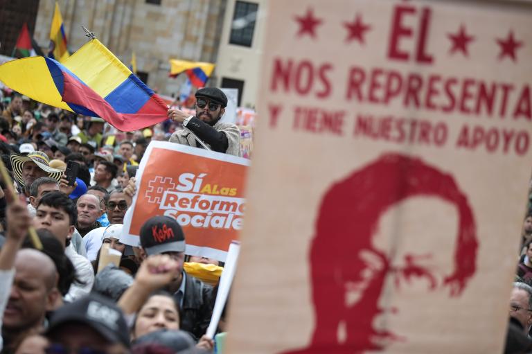 “Cuando la tiranía se impone, el pueblo debe rebelarse con la mayor fuerza posible. Están pisoteando la Constitución que hizo el pueblo, pasándosela por la faja”, indicó el presidente Petro.