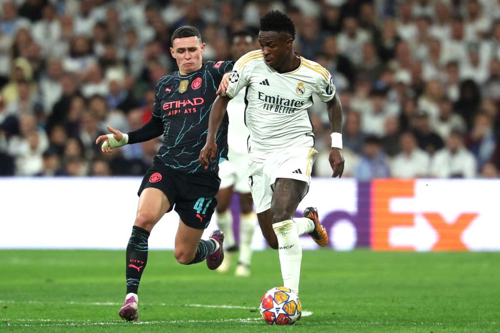 El centrocampista del Manchester City  Phil Foden compite con el brasileño del Real Madrid Vinicius Junior durante el partido de fútbol de ida de cuartos de final de la Champions League.
