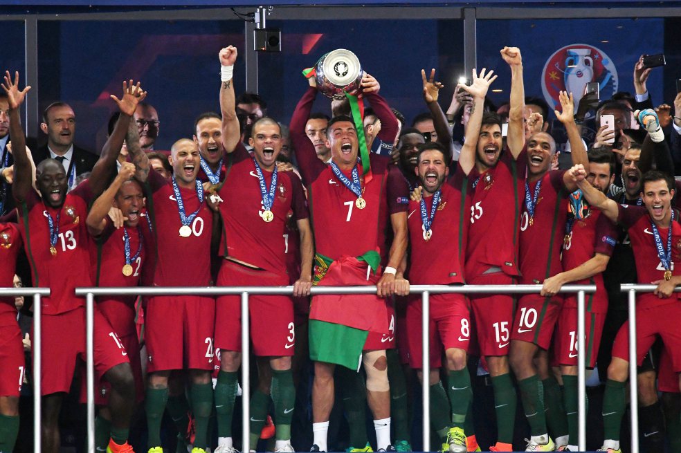 Cristiano Ronaldo con el trofeo de la Eurocopa en 2016.