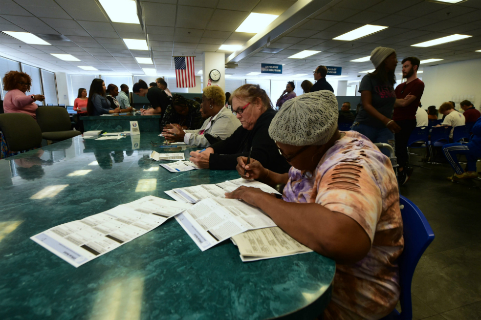 En Los Ángeles, California, las votaciones ya comenzaron en las oficinas de votación temprana. / AFP