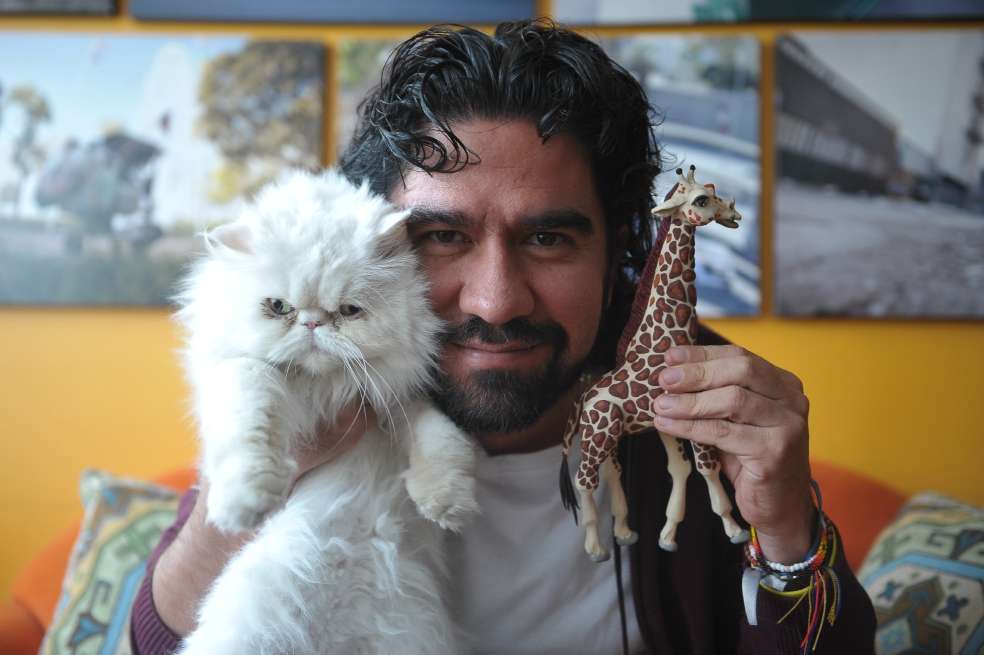 Édgar Álvarez realizó el libro “Plastilina para los amantes de los animales”, en el que busca promover el respeto hacia estos seres. / Gustavo Torrijos - El Espectador