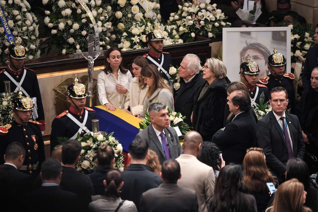 Asistentes al primer día de cámara ardiente del senador y precandidato a la presidencia en el Congreso de la República, entre ellos su esposa María Claudia Tarazona y su padre Miguel Uribe Londoño