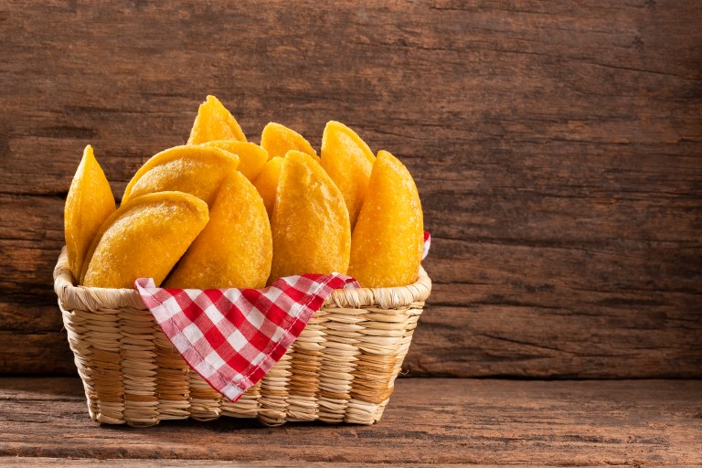 Alista ingredientes y lleva a la mesa estas empanadas rellenas de queso