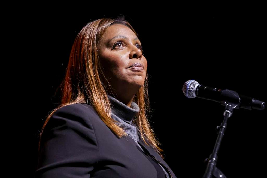 NEW YORK (United States), 13/10/2025.- New York Attorney General Letitia James speaks during the 'Our Time Has Come' rally hosted by Democratic nominee for mayor of New York City Zohran Mamdani at the United Palace in New York, New York, USA, 13 October 2025. (Nueva York) EFE/EPA/SARAH YENESEL