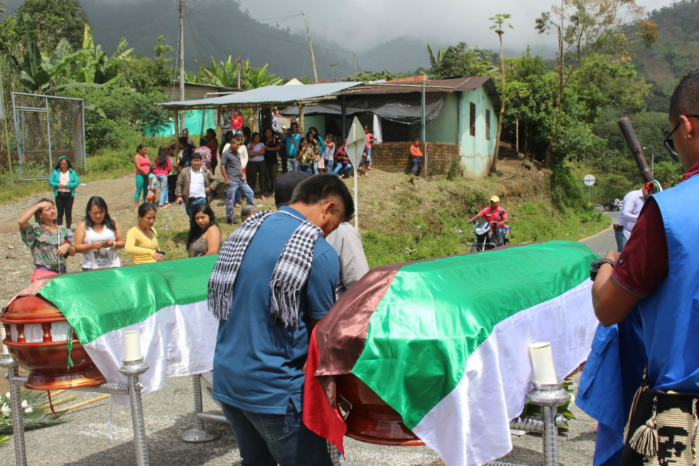 Esta es la velación de dos líderes indígenas awá asesinados a principios de diciembre de 2018, cuyos féretros fueron exhibidos en la carretera internacional panamericana que comunica a Colombia con Ecuador./Prensa: Camawari.
