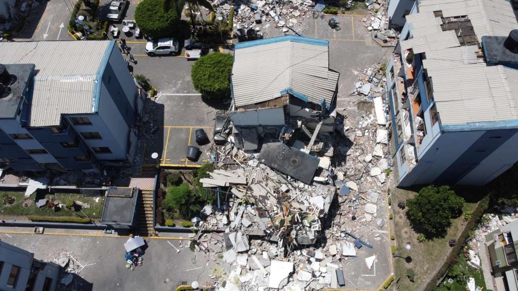 AME7989. PEREIRA (COLOMBIA), 11/08/2026.- Fotografía aérea que muestra los escombros de un edificio tras el terremoto de magnitud 7,4 que sacudió la mayor parte de Colombia, este martes en el sector de La Lorena en Pereira (Colombia). El presidente de Colombia, Abelardo de la Espriella, cifró en 181 el número de muertos por el terremoto de magnitud 7,4 que sacudió el lunes varias zonas del país, balance que contrasta con el de al menos 240 fallecidos contabilizados por las autoridades de los departamentos más afectados. EFE/ Juan Diego López
