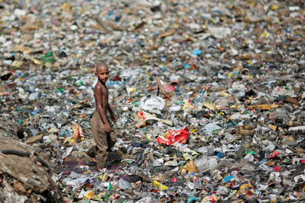 Un niño juega en uno de los desagües más contaminados por el plástico en Nueva Delhi. India aprobó recientemente una ley para prohibir este material para 2022. / Flickr