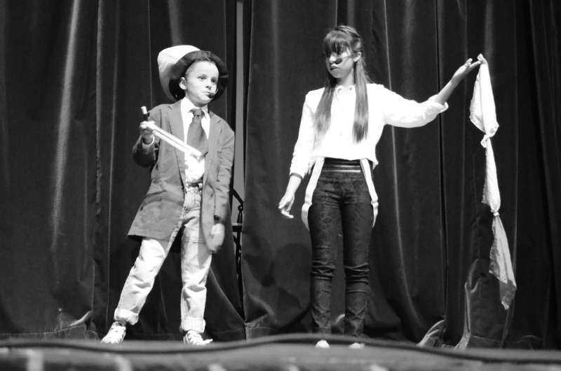 Niños de Ciudad Bolívar presentando su acto de magia en escena. / Cortesía