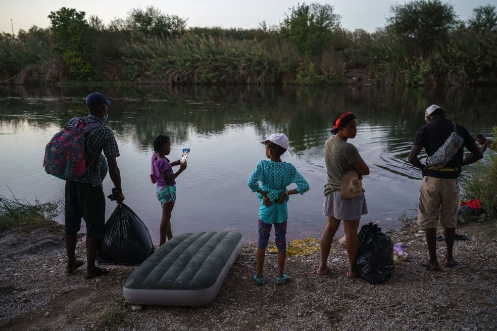 Migrantes haitianos buscan cómo cruzar el Río Grande hacia los Estados Unidos usando un colchón inflable por temor a ser detenidos por las autoridades mexicanas.