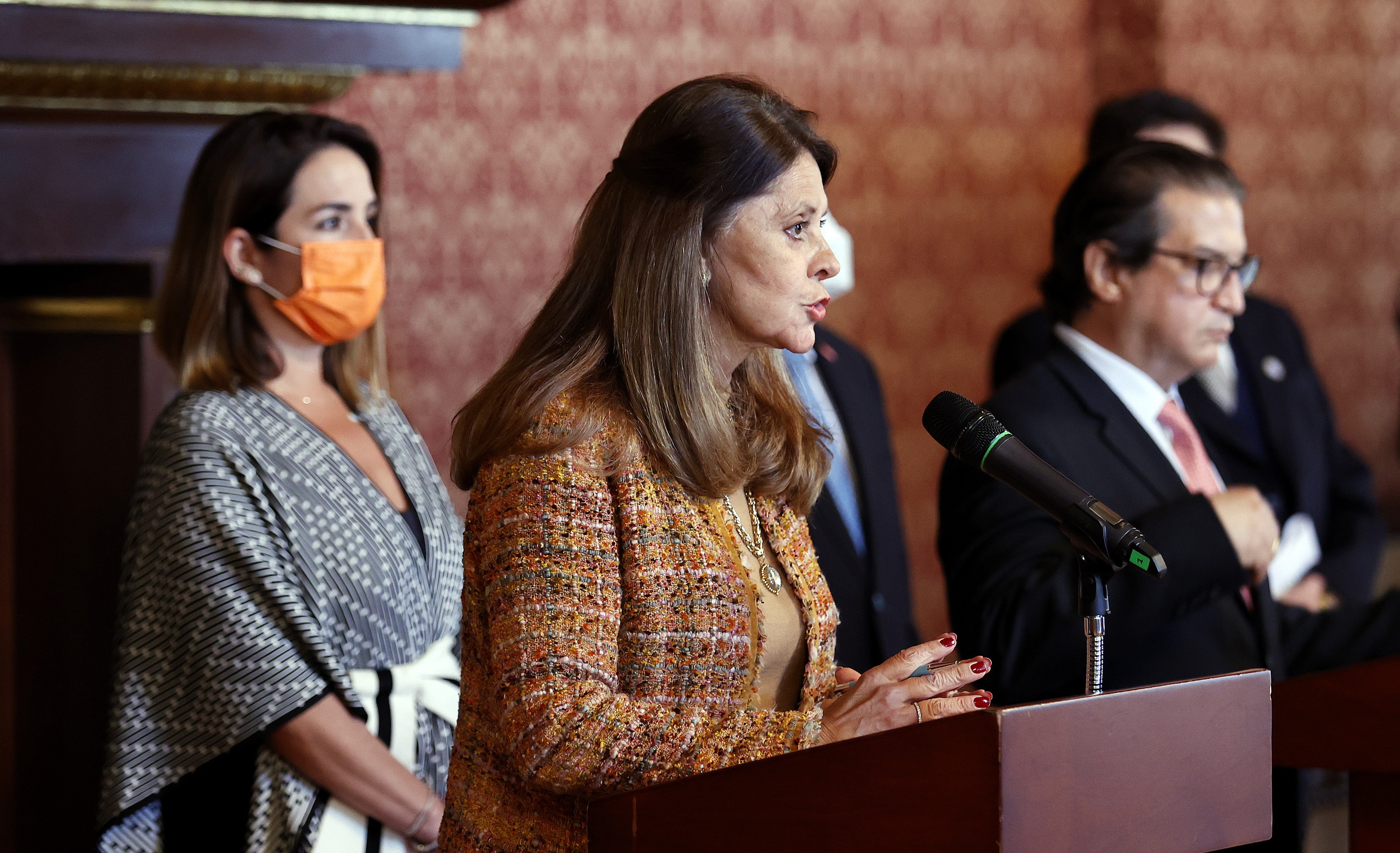 AME2512. BOGOTÁ (COLOMBIA), 31/01/2022.- La vicepresidenta y canciller de Colombia, Marta Lucia Ramírez (i), habla hoy durante una rueda de prensa en Bogotá (Colombia). La vicepresidenta y canciller de Colombia, Marta Lucía Ramírez, informó este lunes que el Gobierno radicó una queja ante las oficinas de la Organización de Naciones Unidas para la Alimentación (FAO) en Roma en la que rechazan el informe que sitúa al país en una alerta temprana de naciones en riesgo de sufrir hambre este año. EFE/ Mauricio Dueñas Castañeda