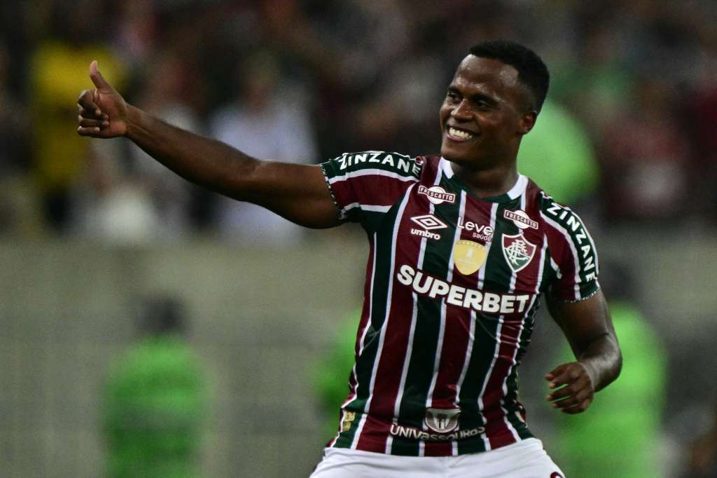 El centrocampista colombiano del Fluminense Jhon Arias celebra el segundo gol de su equipo durante el partido de fútbol de vuelta de octavos de final de la Copa Libertadores entre el Fluminense y el Gremio en el estadio Maracaná