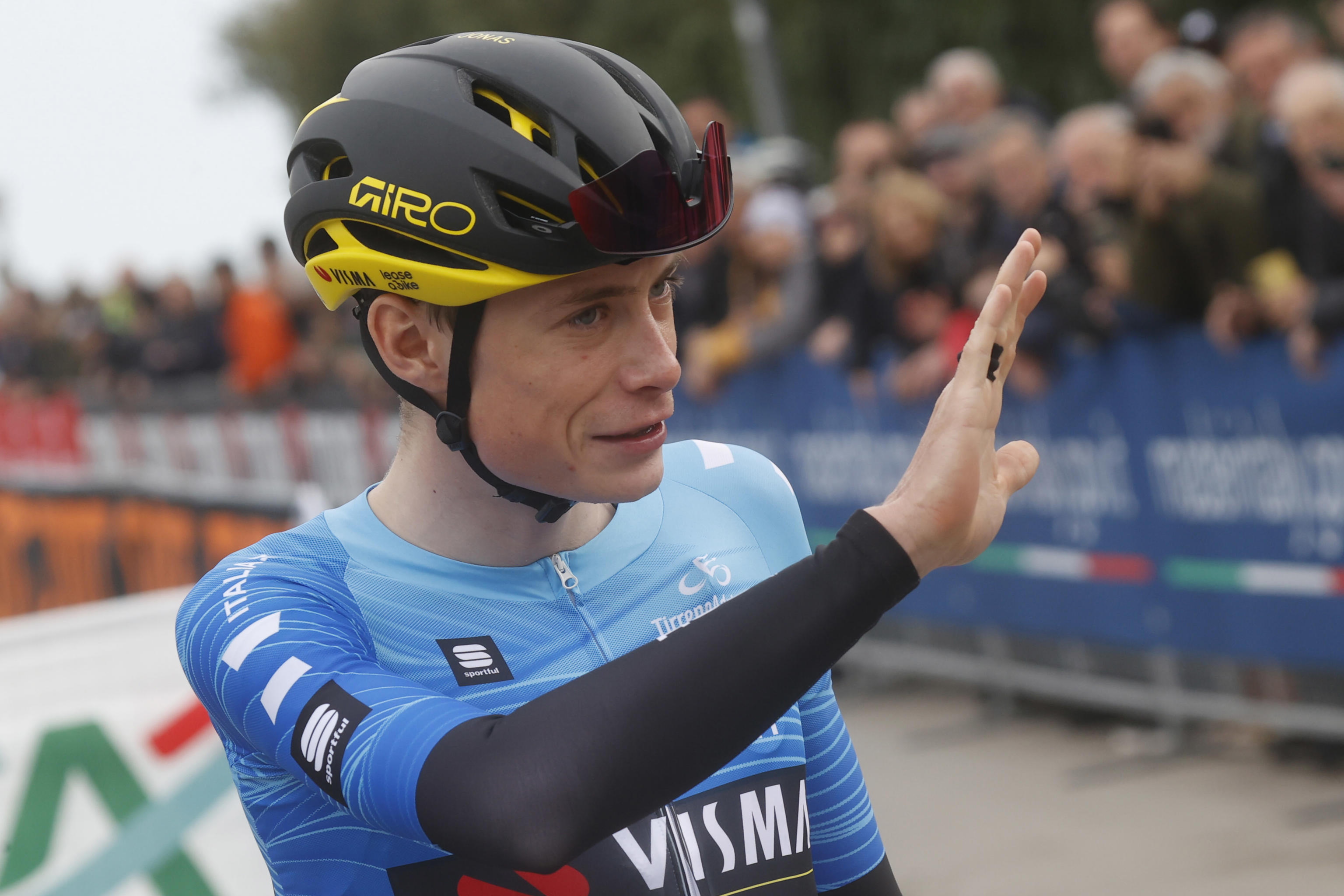 San Benedetto Del Tronto (Italy), 10/03/2024.- Jonas Vingegaard of the Team Visma Lease a Bike waves before the start in the 59th Tirenno-Adriatico's 7th stage, a 154km cycling race from San Benedetto del Tronto to San Benedetto del Tronto, Ital, 10 March 2024. (Ciclismo, Italia) EFE/EPA/ROBERTO BETTINI