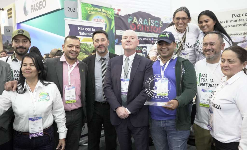 El sello "Colombia: Destinos de Paz" fue presentado por primera vez en la Vitrina Turística de ANATO 2023 y allí fue entregado de manera simbólica a firmantes del Centro Ecoturístico Manatú de Charras, San José del Guaviare, entre otros 6 proyectos productivos congregados por la iniciativa 'Paz con la Naturaleza'.