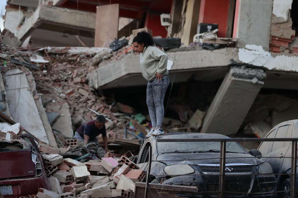 CATIA LA MAR (VENEZUELA), 25/06/2026.- Residentes entre los escombros de un edificio en ruinas por los terremotos, en la localidad de Catia La Mar, en el estado costero de La Guaira (Venezuela) este jueves. EFE/ Ronald Pena R.