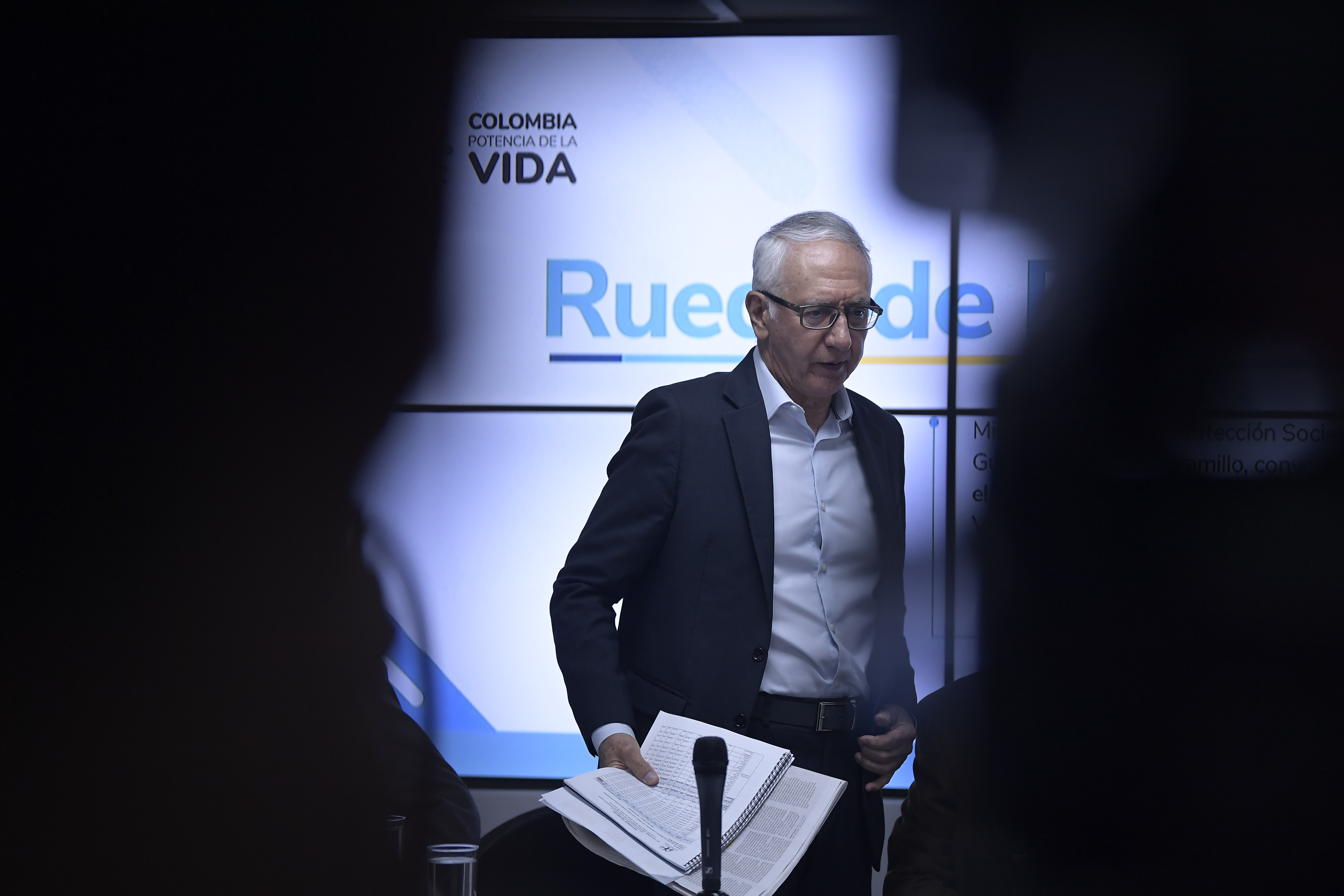 Ministro de Salud, en rueda de prensa por la deuda que tiene la EPS Sanitas con la red de droguerías Cruz Verde.