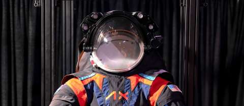 La NASA presentó el nuevo traje espacial que se adapta mejor a las mujeres