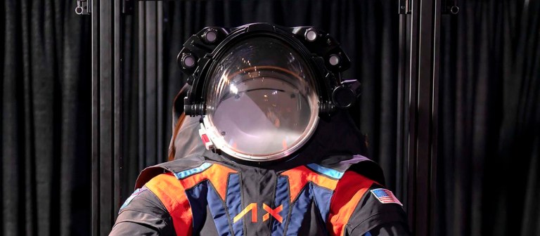 La NASA presentó el nuevo traje espacial que se adapta mejor a las mujeres