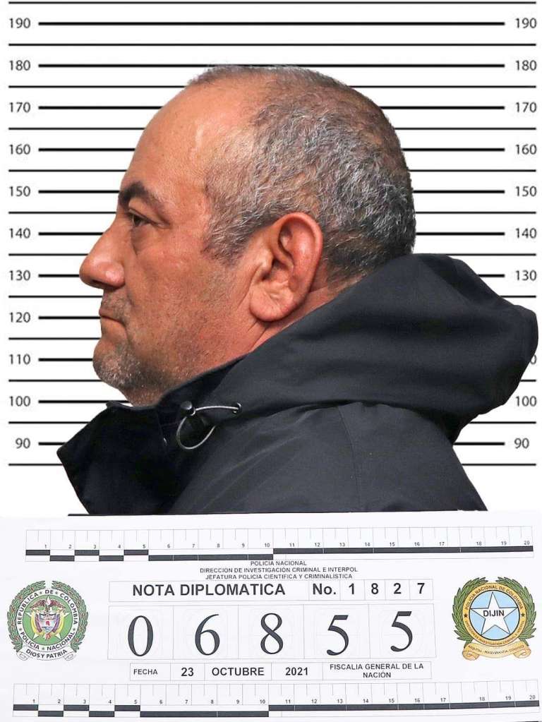 Dairo Antonio Úsuga nació en Turbo (Antioquia). Estaba a cargo de una organización criminal con presencia en todo el pacífico colombiano, apoderado de las rutas de narcotráfico hacía Centroamérica y Norteamérica. Tiene cuentas pendientes por desplazamientos masivos, asesinatos selectivos, atentados contra la Fuerza Pública y prostitución forzada de menores de edad.