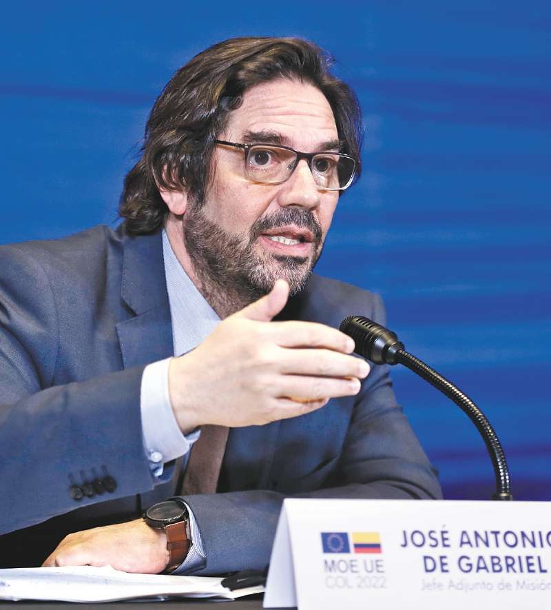 AME3506. BOGOTÁ (COLOMBIA), 15/03/2022.- El jefe adjunto de la Misión de Observación Electoral de la Unión Europea en Colombia, José Antonio de Gabriel, ofrece hoy un balance sobre las elecciones legislativas colombianas y las consultas internas para las presidenciales, en Bogotá (Colombia). EFE/Carlos Ortega