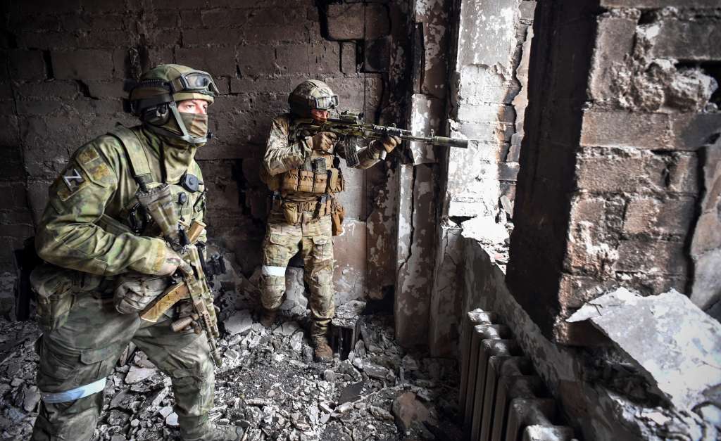 Soldados rusos patrullan en el teatro de Mariupol, bombardeado el 12 de abril de 2022, mientras Rusia intensifica una campaña para tomar la ciudad portuaria.