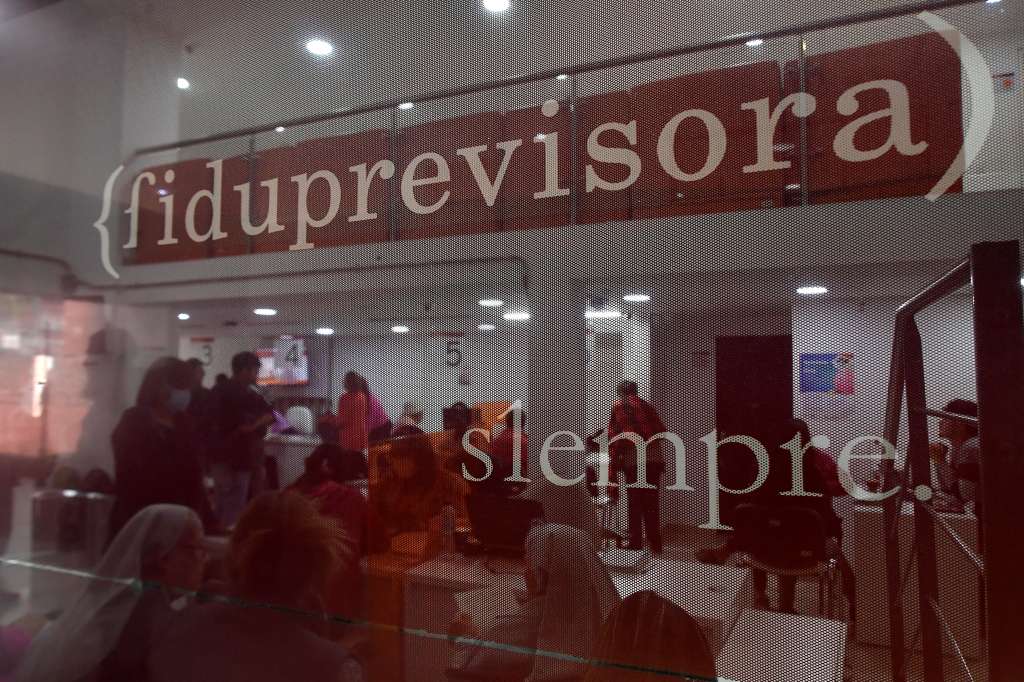Filas de docentes que esperan ser atendidos, por el nuevo modelo de salud para ellos.