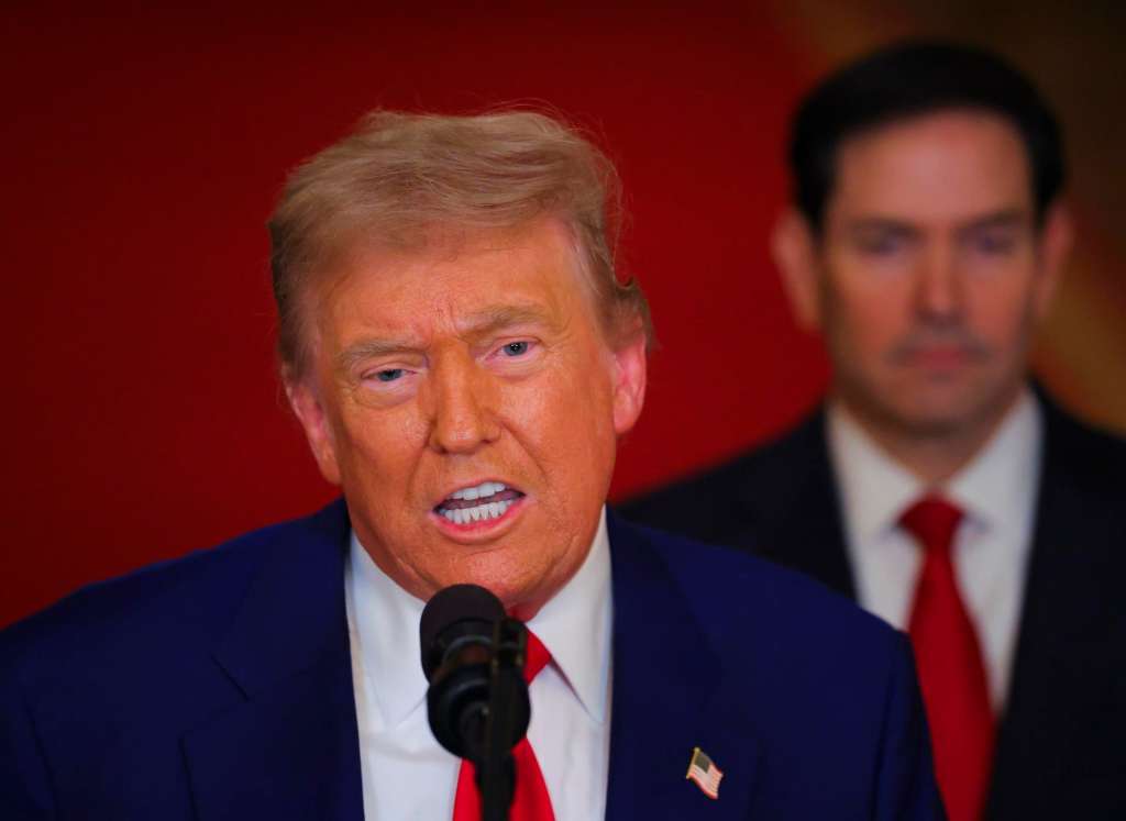 Washington (United States), 22/06/2025.- US President Donald Trump with US Secretary of State Marco Rubio (R) delivers an address to the nation at the White House in Washington, DC, USA, 21 June 2025, following US strikes on Iran's nuclear facilities. EFE/EPA/Carlos Barria / POOL