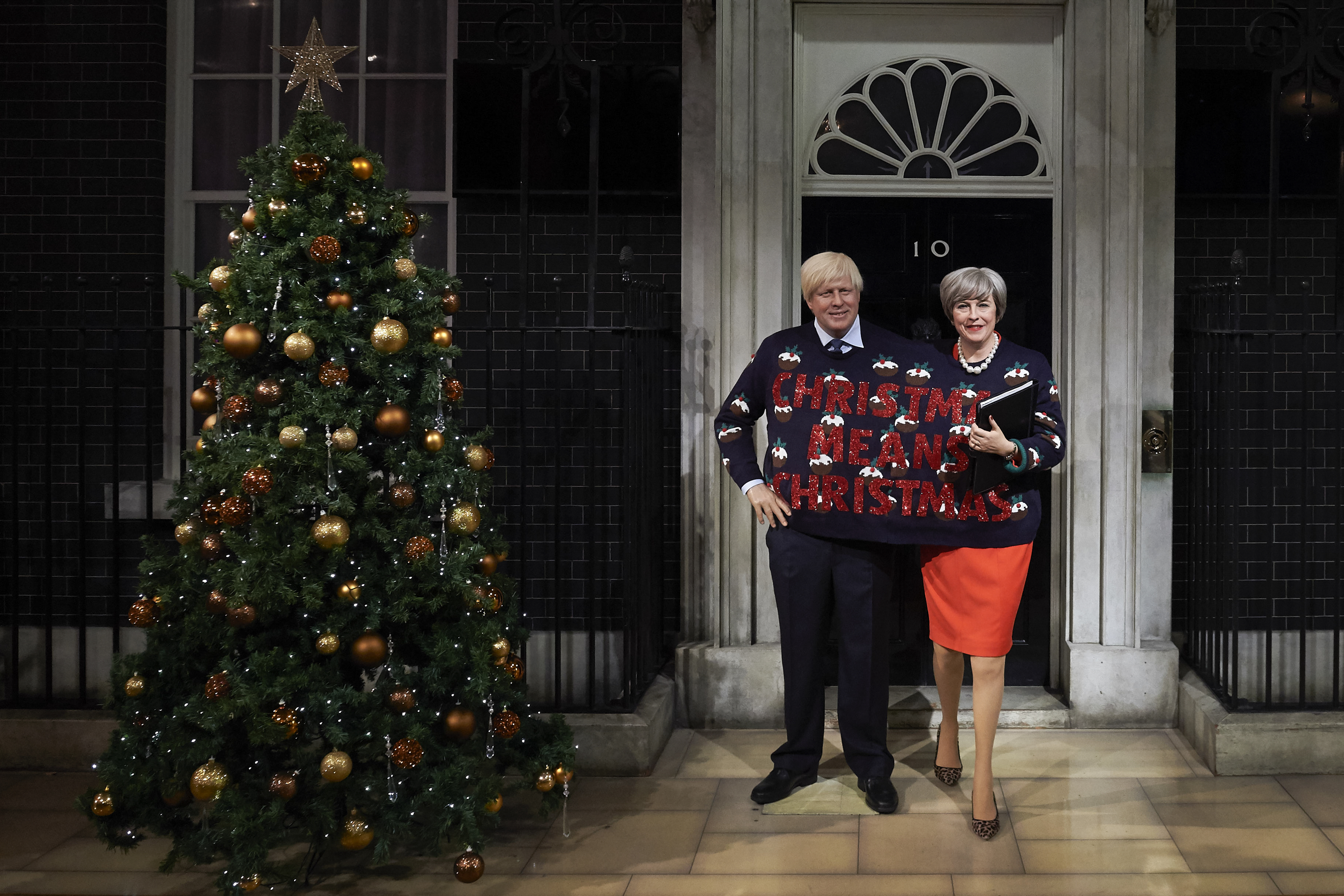 La estatuas de cera del Ministro del Interior Boris Johnson y la Primera Minstra Theresa May / AFP