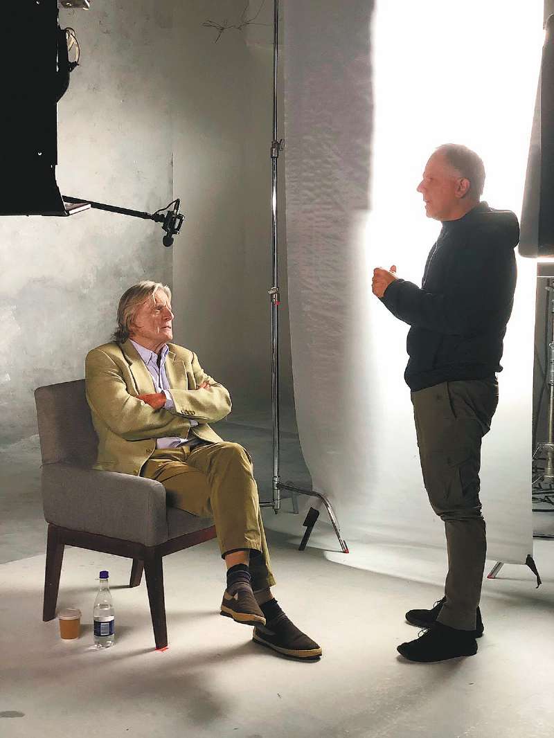 El etnólogo y antropólogo colombo-estadounidense Martín von Hildebrand (izq.) durante el rodaje del documental.