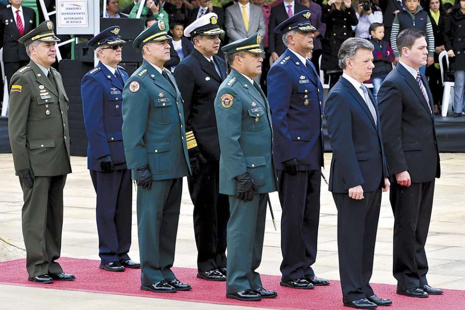 El presidente Juan Manuel Santos, el ministro de Defensa, Juan Carlos Pinzón, y la cúpula de las Fuerzas Armadas de Colombia en pleno, el pasado 7 de agosto. / AFP