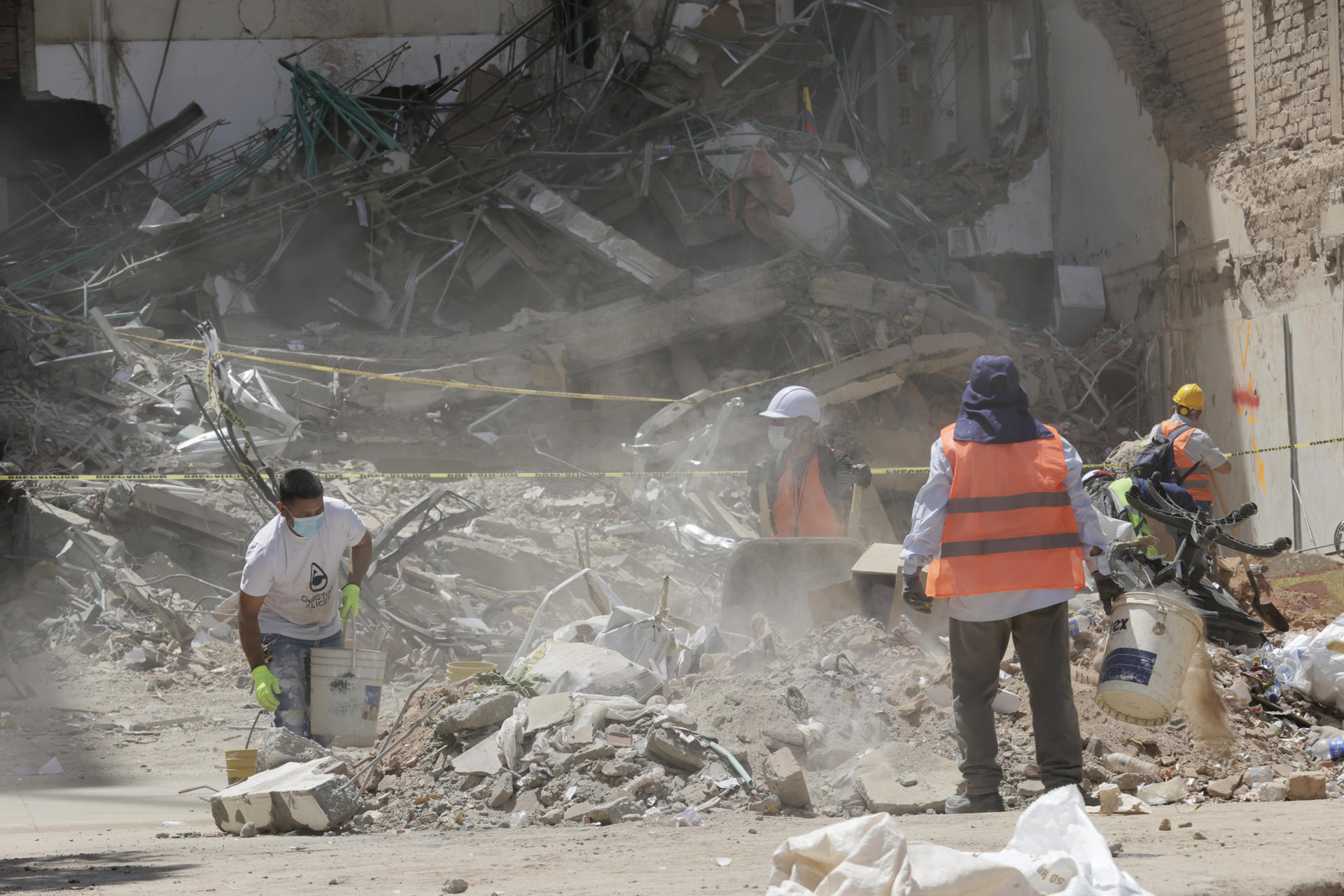 AME9053. PEREIRA (COLOMBIA), 14/08/2026.- Personas recogen escombros este viernes de una edificación destruida por el terremoto de magnitud 7,4, cerca a la Plaza de Bolívar de Pereira (Colombia). Cinco días después del terremoto que sacudió a Colombia, y con cada vez menos esperanzas de encontrar sobrevivientes entre los edificios derrumbados, Pereira intensifica la remoción de escombros para comenzar a reconstruirse tras la tragedia. EFE/ Carlos Ortega