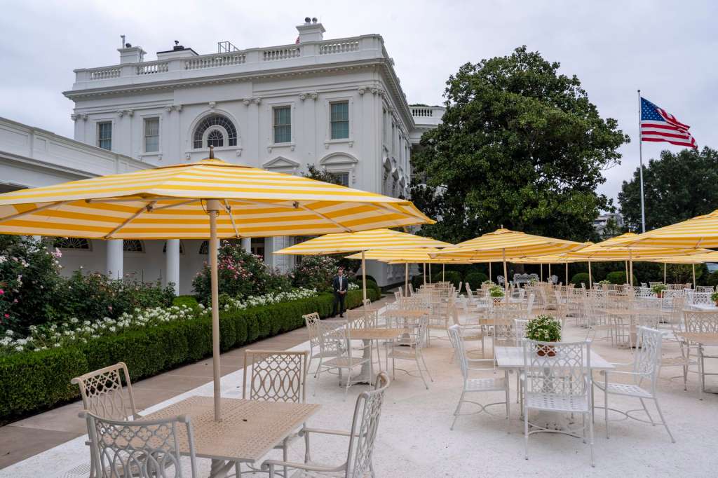 Washington (United States), 20/08/2025.- Yellow and white striped umbrellas are open in the recently renovated Rose Garden at the White House, in Washington, DC, USA, 19 August 2025, in Washington. EFE/EPA/ALEX BRANDON / POOL