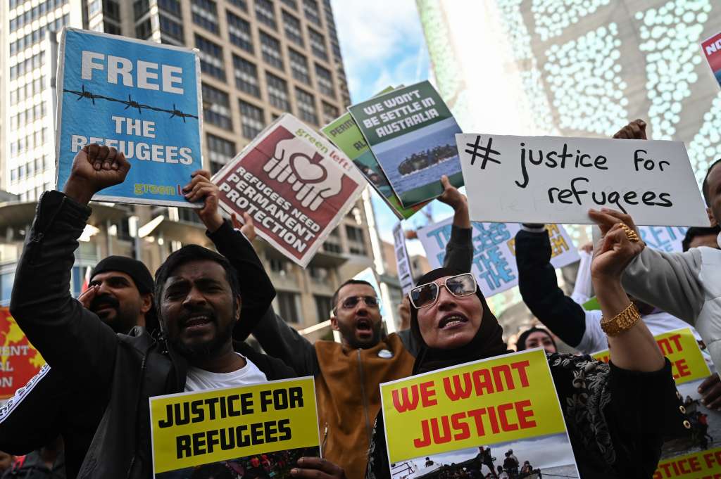 -FOTODELDIA- Sídney (Australia), 24/07/2022.- Varios manifestantes sostienen pancartas durante una concentración por los derechos de los refugiados en el Ayuntamiento de Sídney, en Sídney, Australia, el 24 de julio de 2022. EFE/STEVEN SAPHORE AUSTRALIA AND NEW ZEALAND OUT